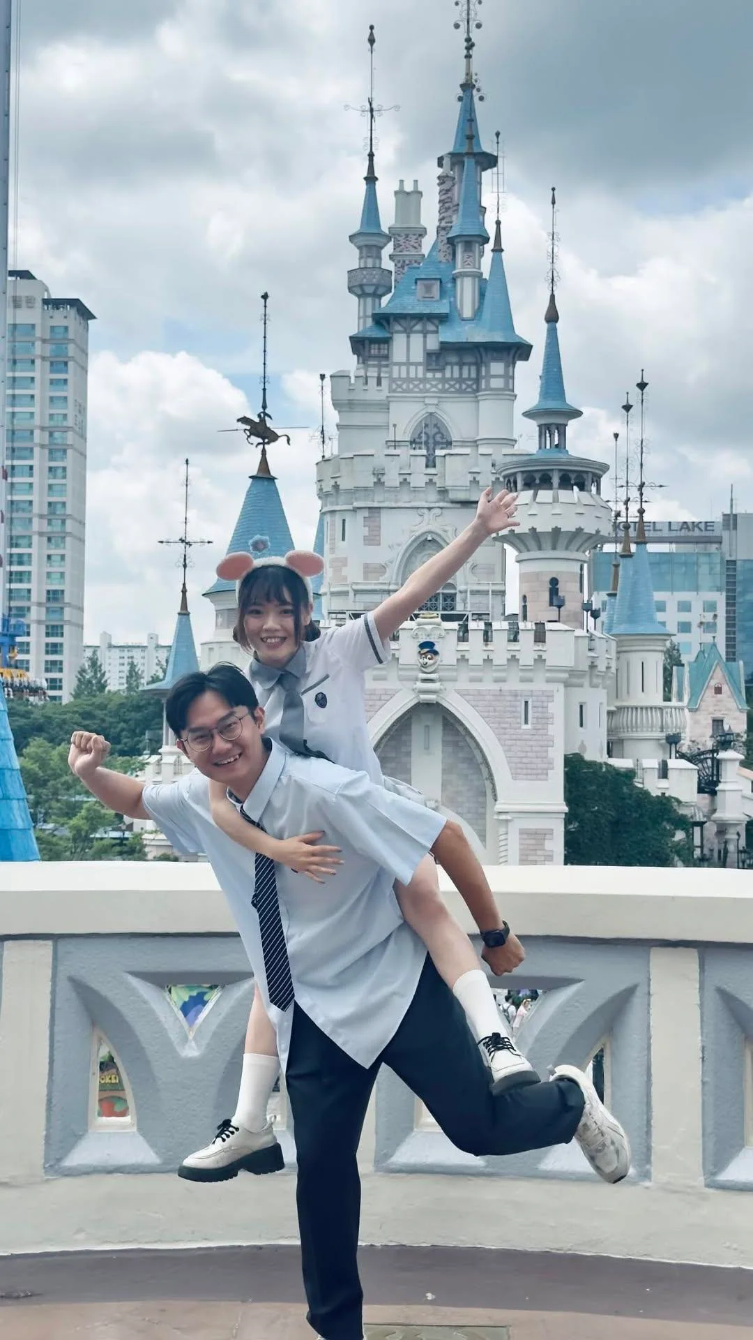 极简纸感艺术书封面，示例 1